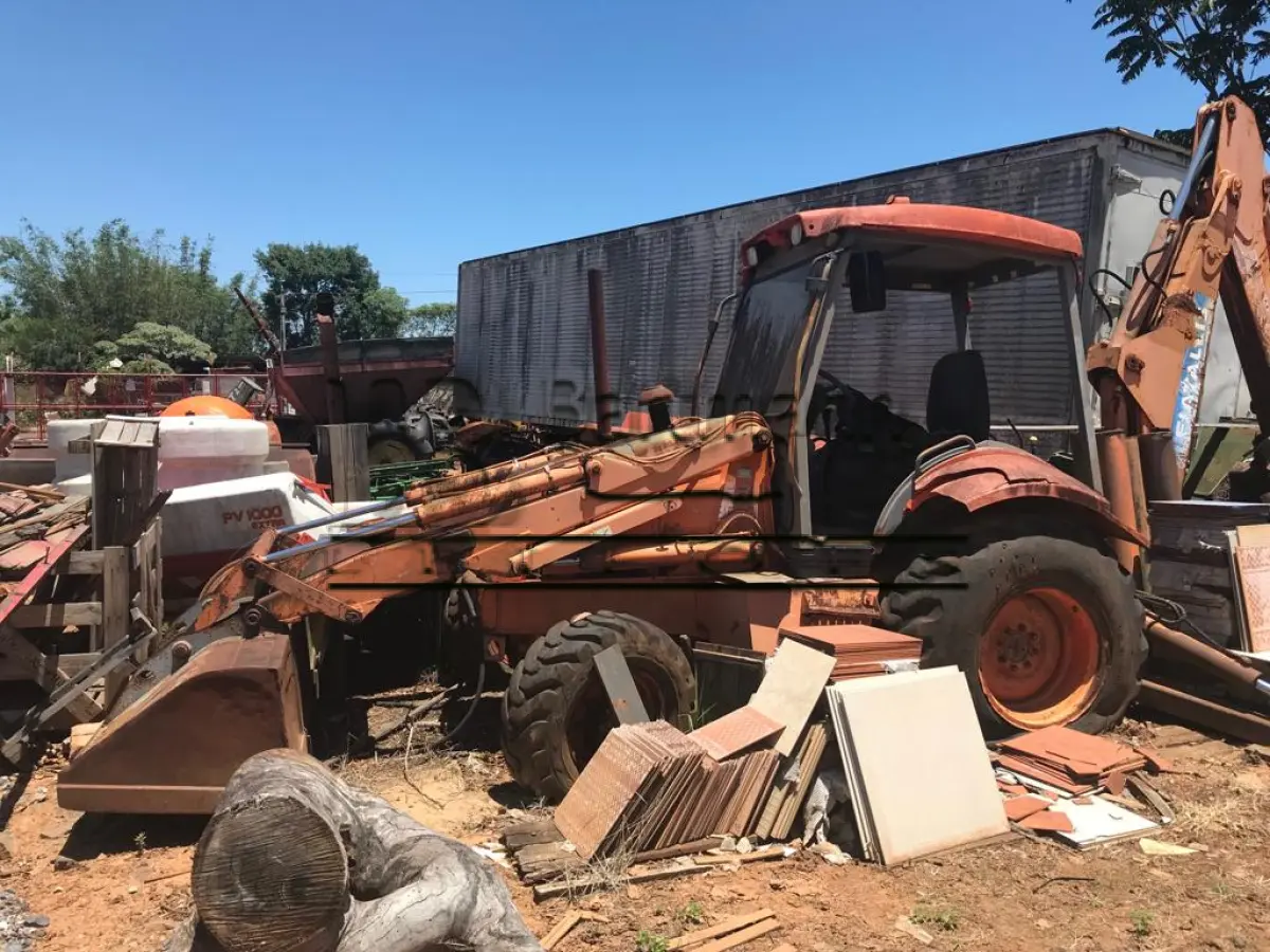 LOTE  - Retroescavadeira