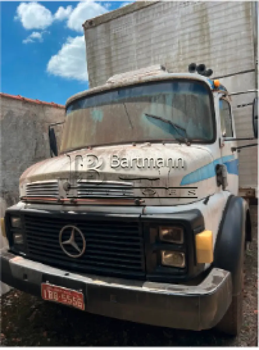 LOTE 016 - CAMINHÃO BAÚ MERCEDES