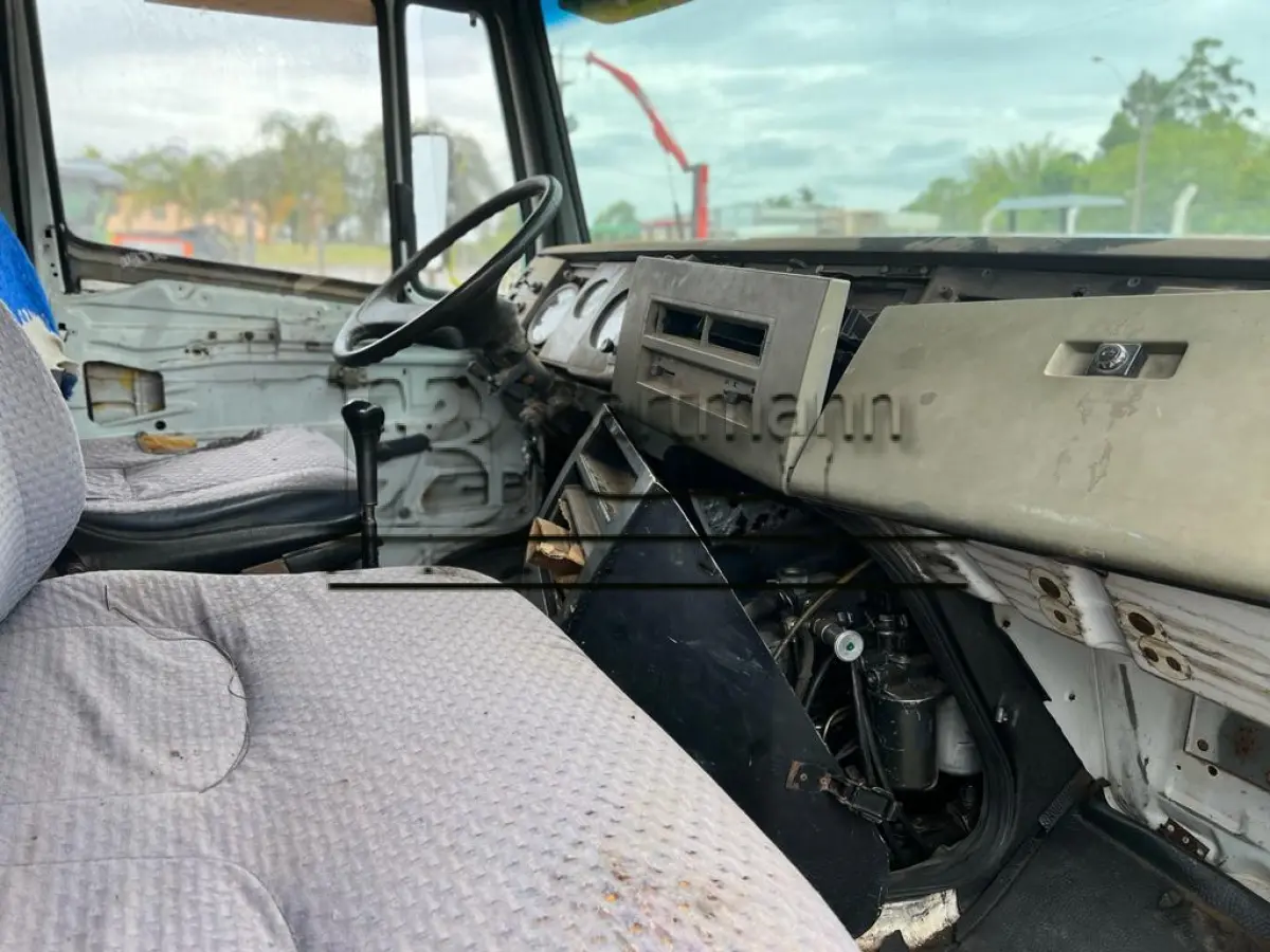 LOTE 001 - Caminhão 1999