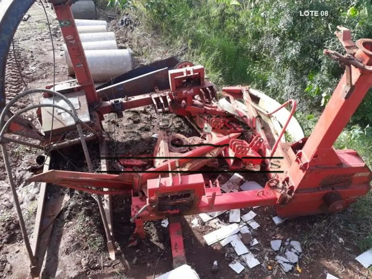 LOTE 008 - Colhedora de forragens desmontada