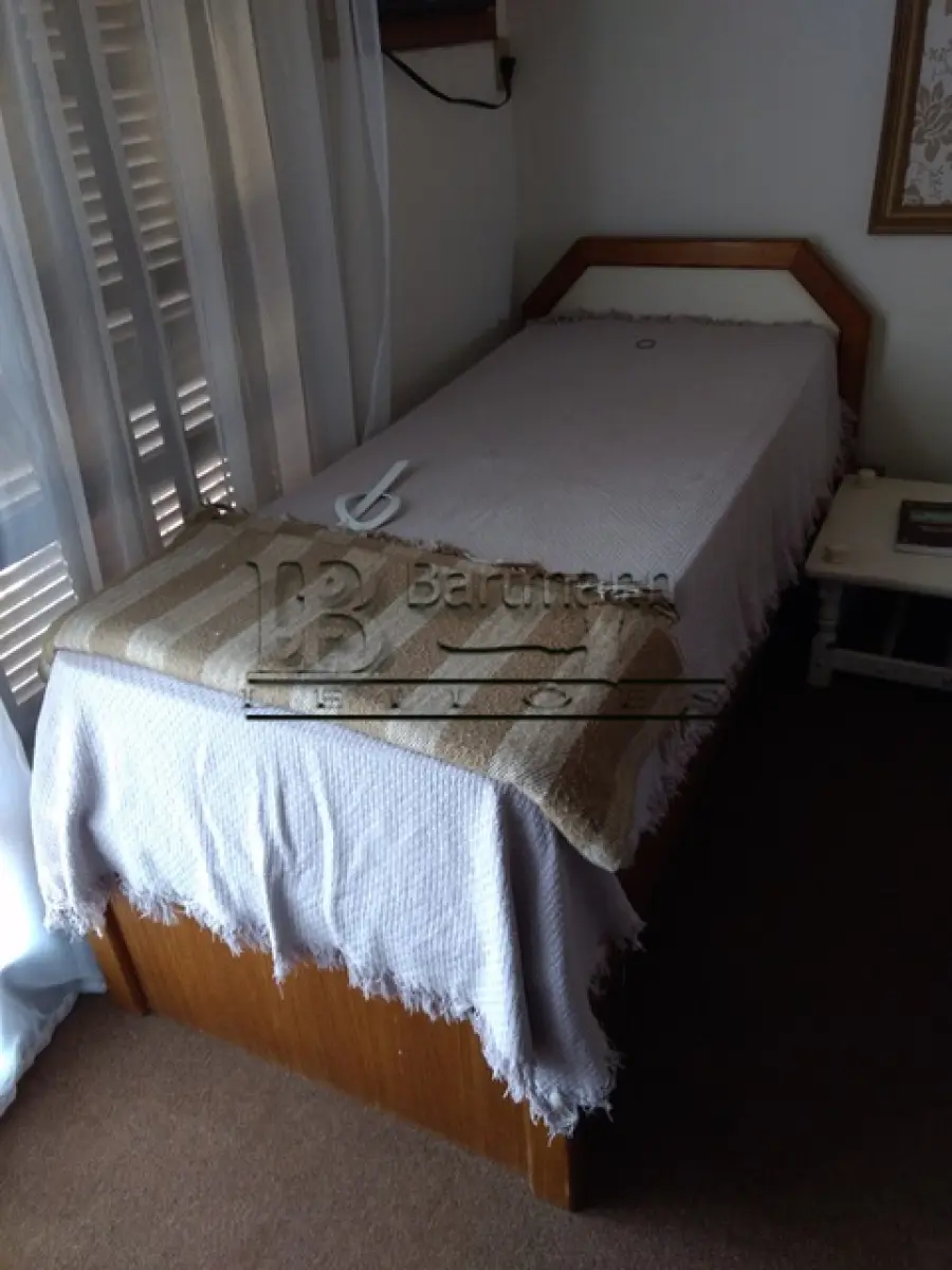 LOTE 028 - Cama de solteiro